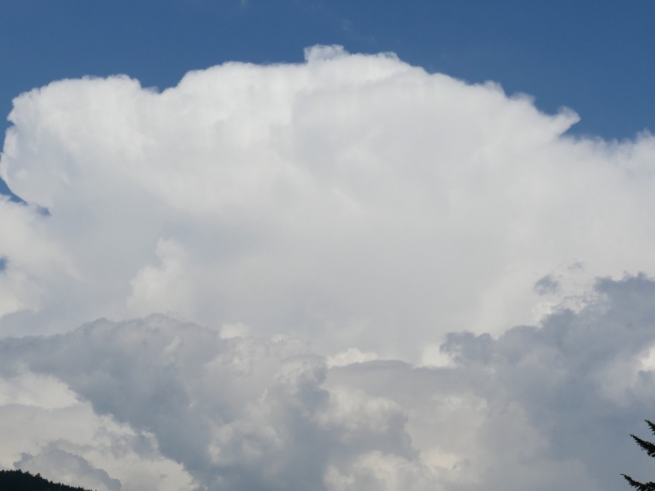 Bei ungefähr 10-12 km Höhe kommt dann das Ende der Höhenfahrt, wegen dem Ende der Troposphäre und dem Anfang der Stratosphäre. nun breitet sich die Wolke zur Seite hin aus. Sie ist nun keine Cumuluswolke mehr, sondern eine Gewitterwolke (Cumulonimbus).